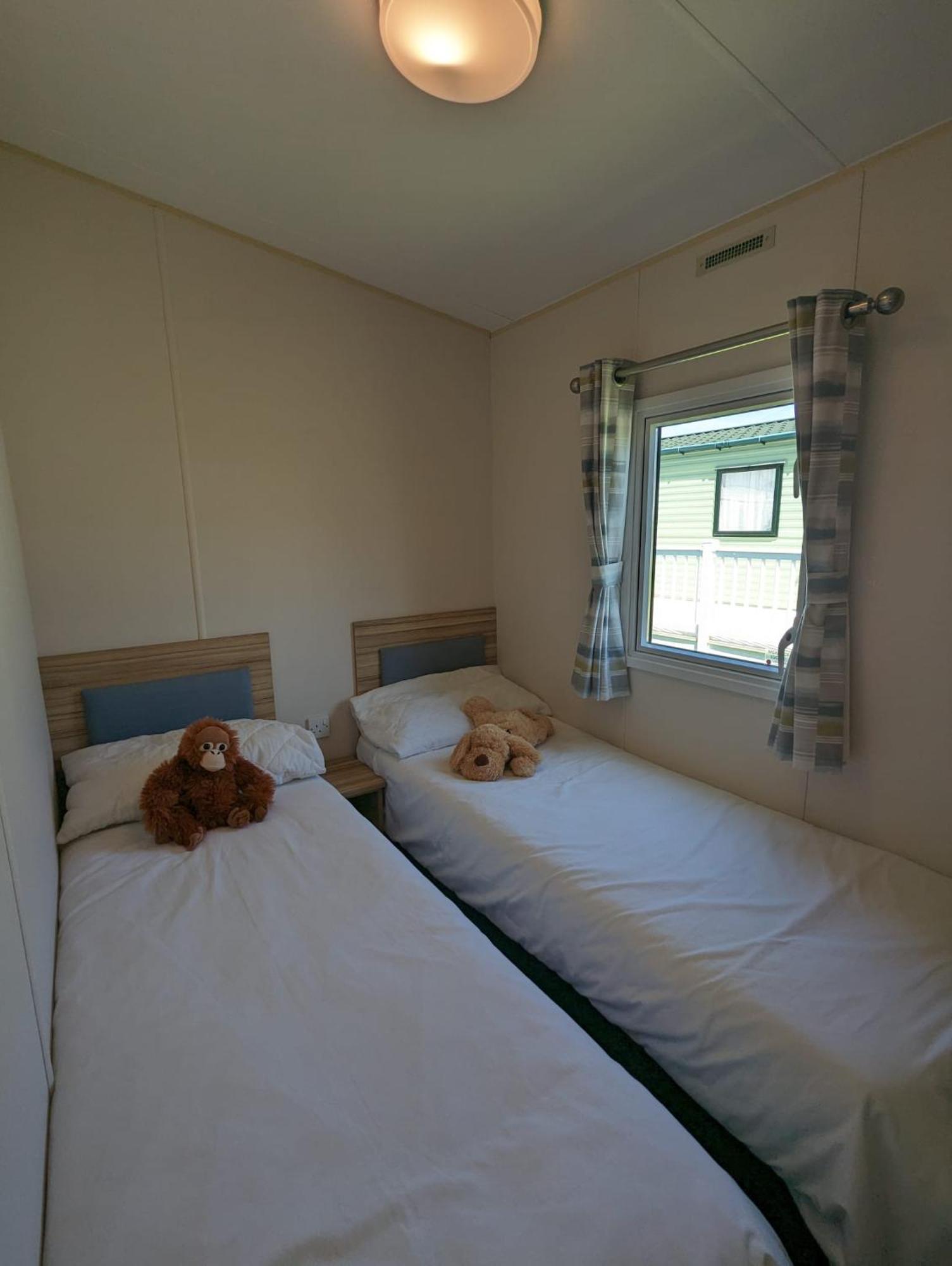 Lovely Bright Modern Caravan Swanage On Peaceful And Tranquil Holiday Park Bagian luar foto