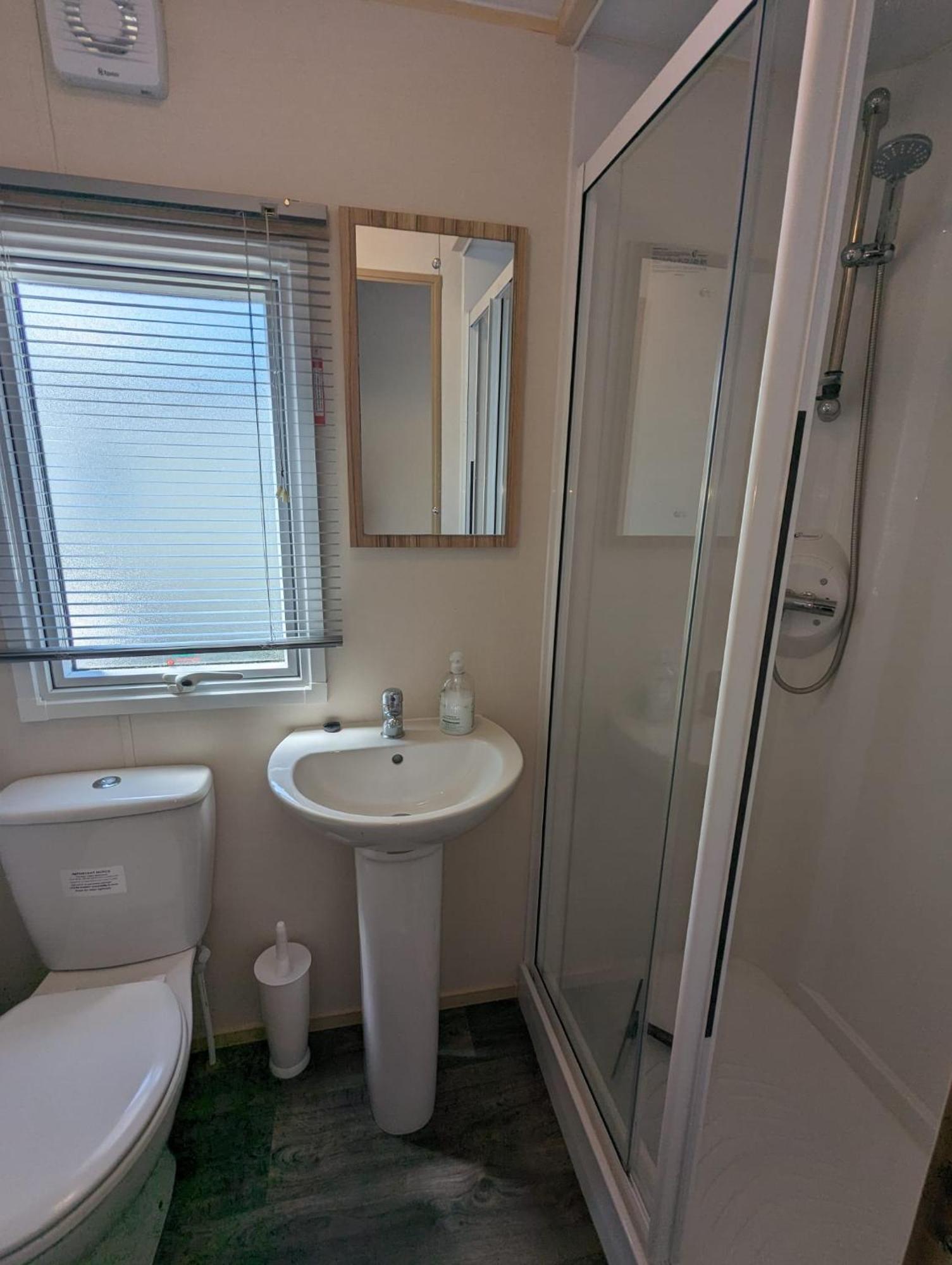 Lovely Bright Modern Caravan Swanage On Peaceful And Tranquil Holiday Park Bagian luar foto