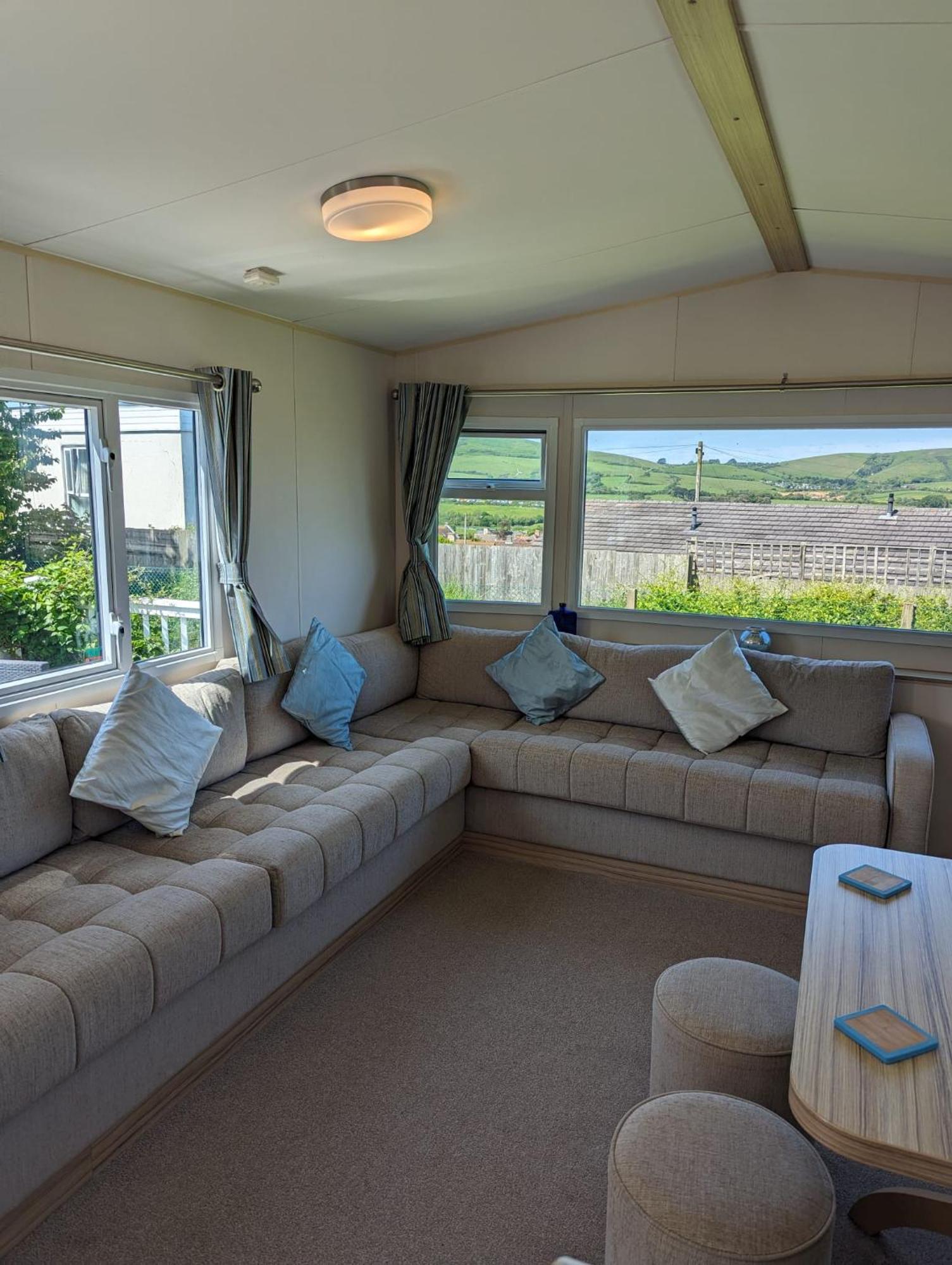 Lovely Bright Modern Caravan Swanage On Peaceful And Tranquil Holiday Park Bagian luar foto