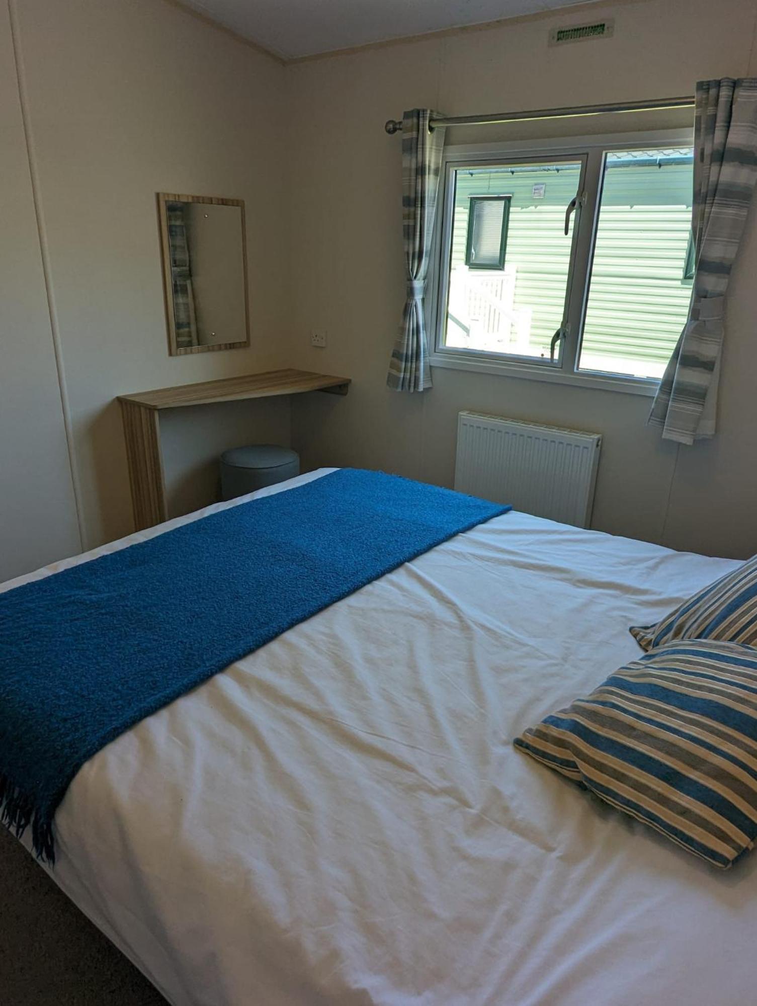 Lovely Bright Modern Caravan Swanage On Peaceful And Tranquil Holiday Park Bagian luar foto