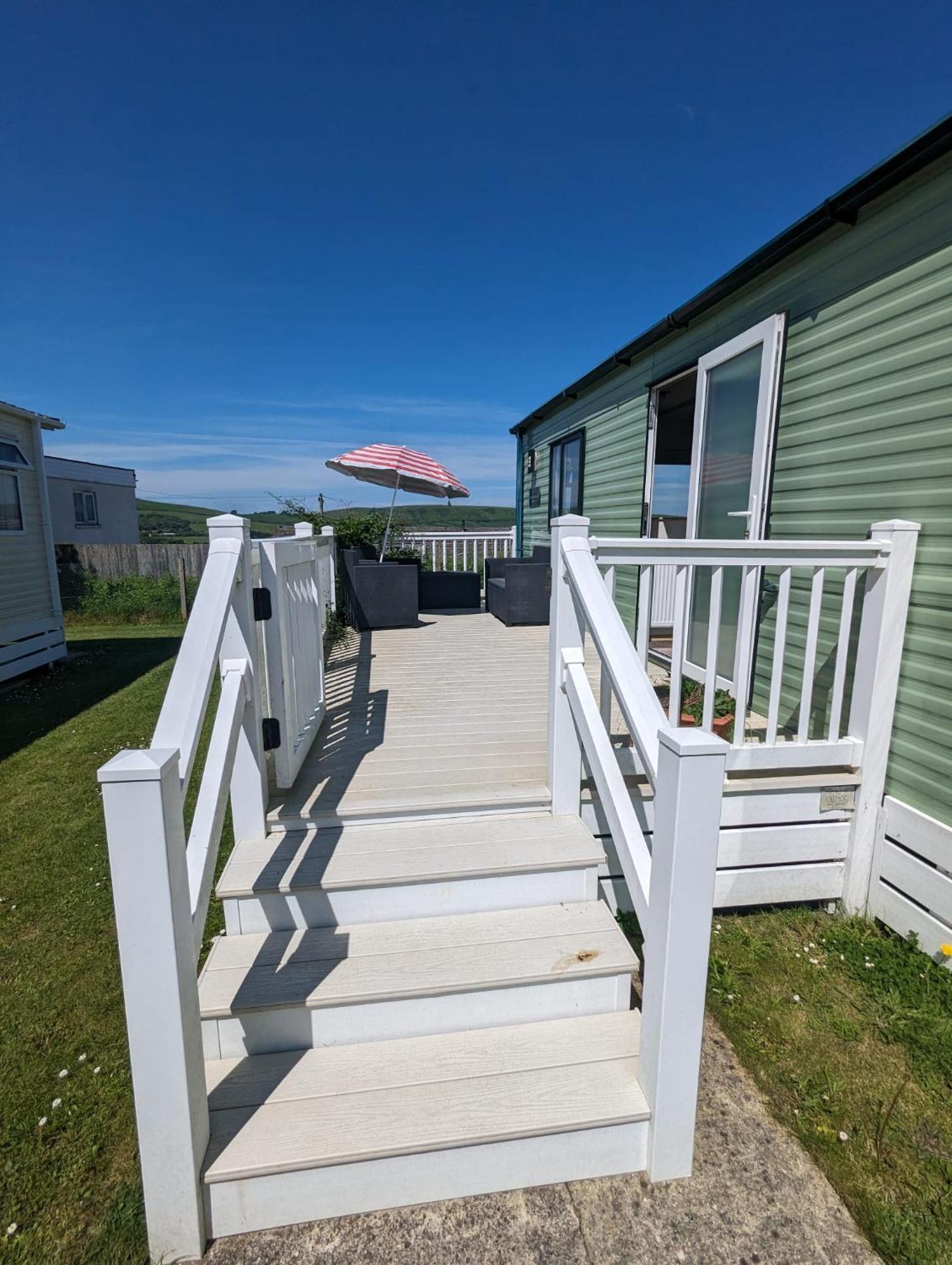 Lovely Bright Modern Caravan Swanage On Peaceful And Tranquil Holiday Park Bagian luar foto