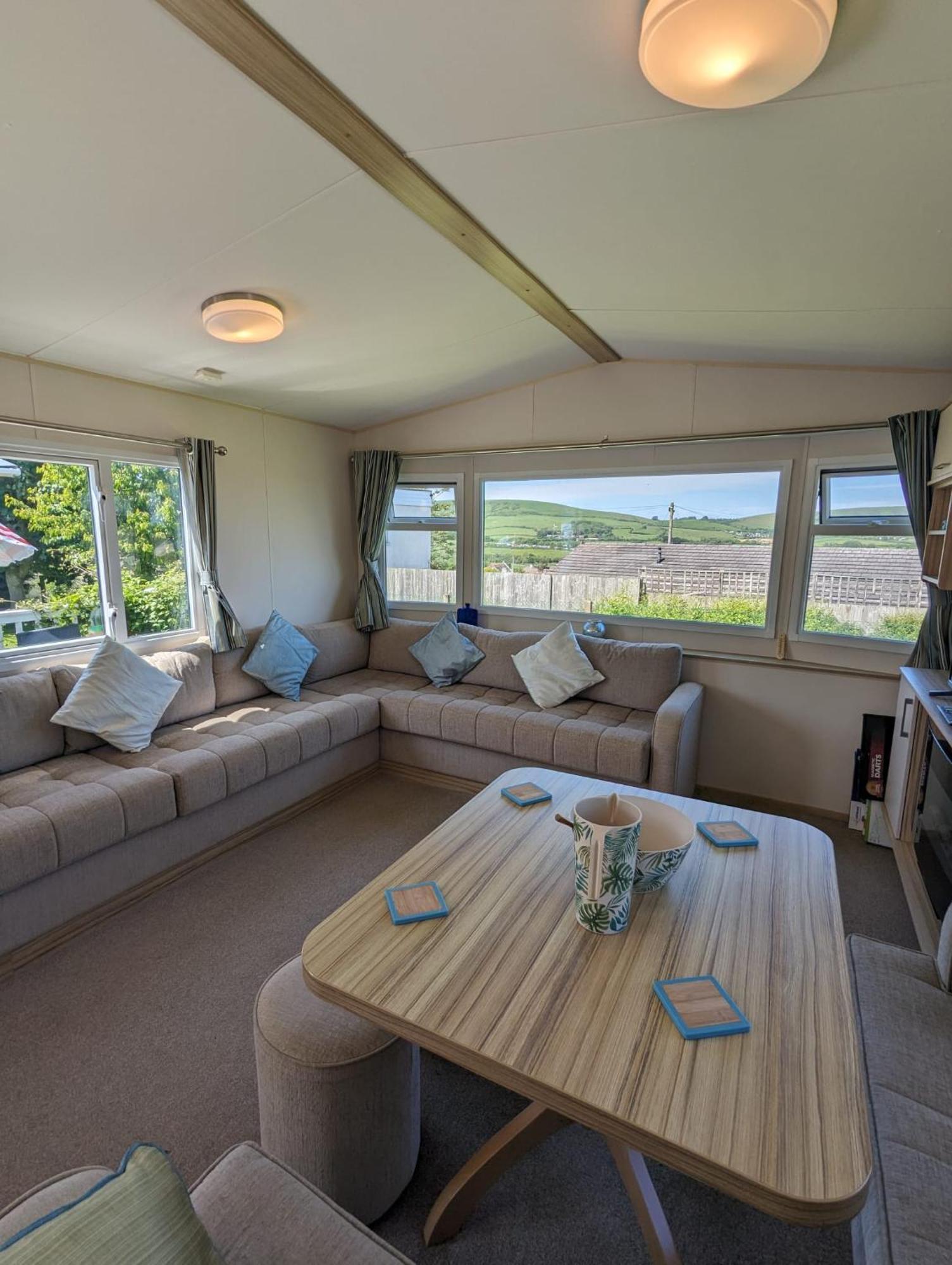Lovely Bright Modern Caravan Swanage On Peaceful And Tranquil Holiday Park Bagian luar foto