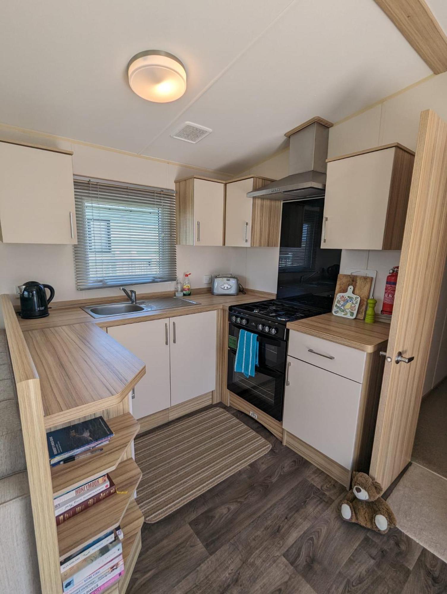 Lovely Bright Modern Caravan Swanage On Peaceful And Tranquil Holiday Park Bagian luar foto